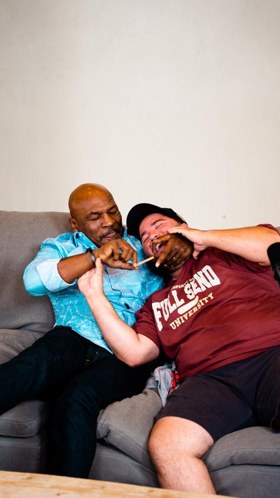 Mike Tyson e Gabriel Poncio em brincadeira durante a entrevista (Foto: Arquivo pessoal)