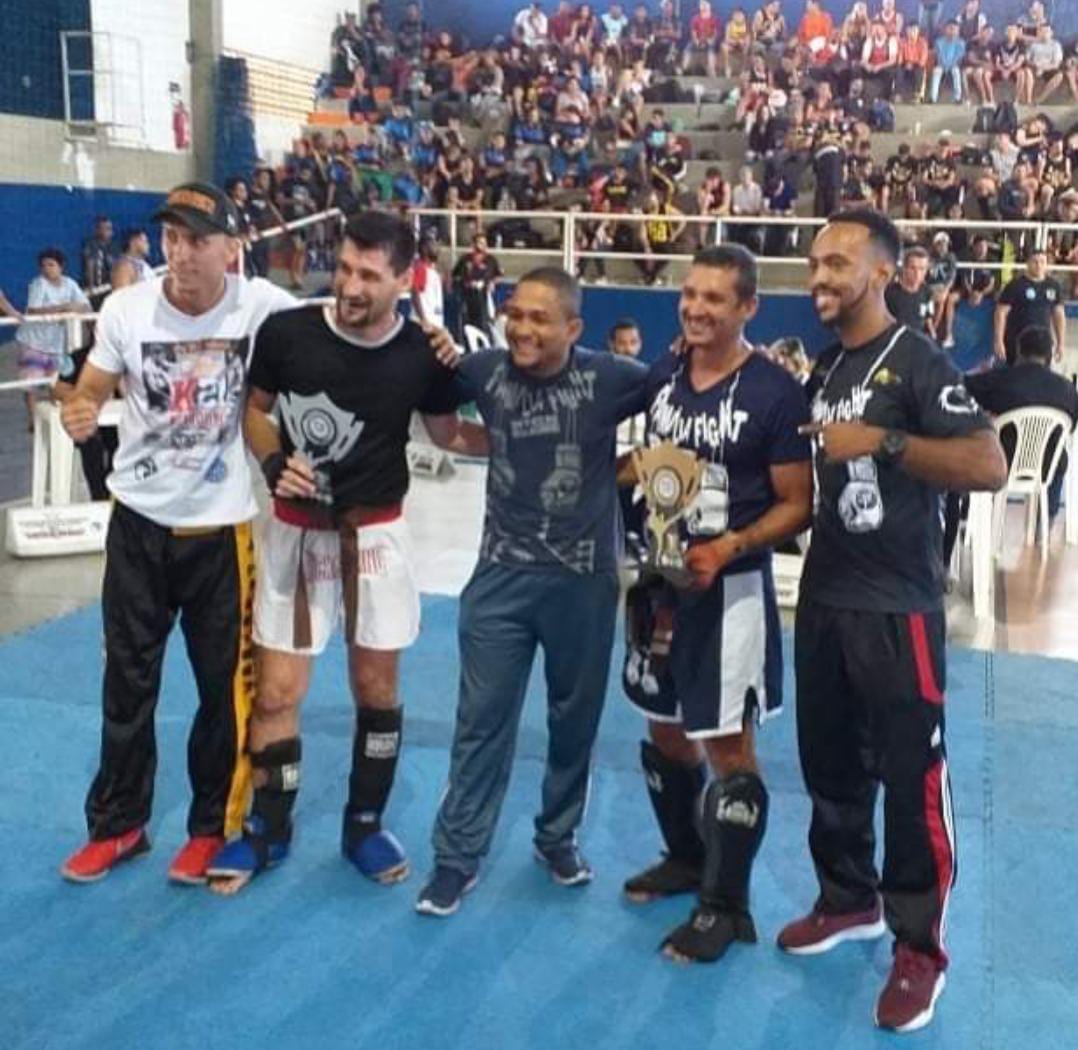 Marcos Torquato (quarto da esquerda para a direita) marcará presença no Estadual de Kickboxing (Foto arquivo pessoal)