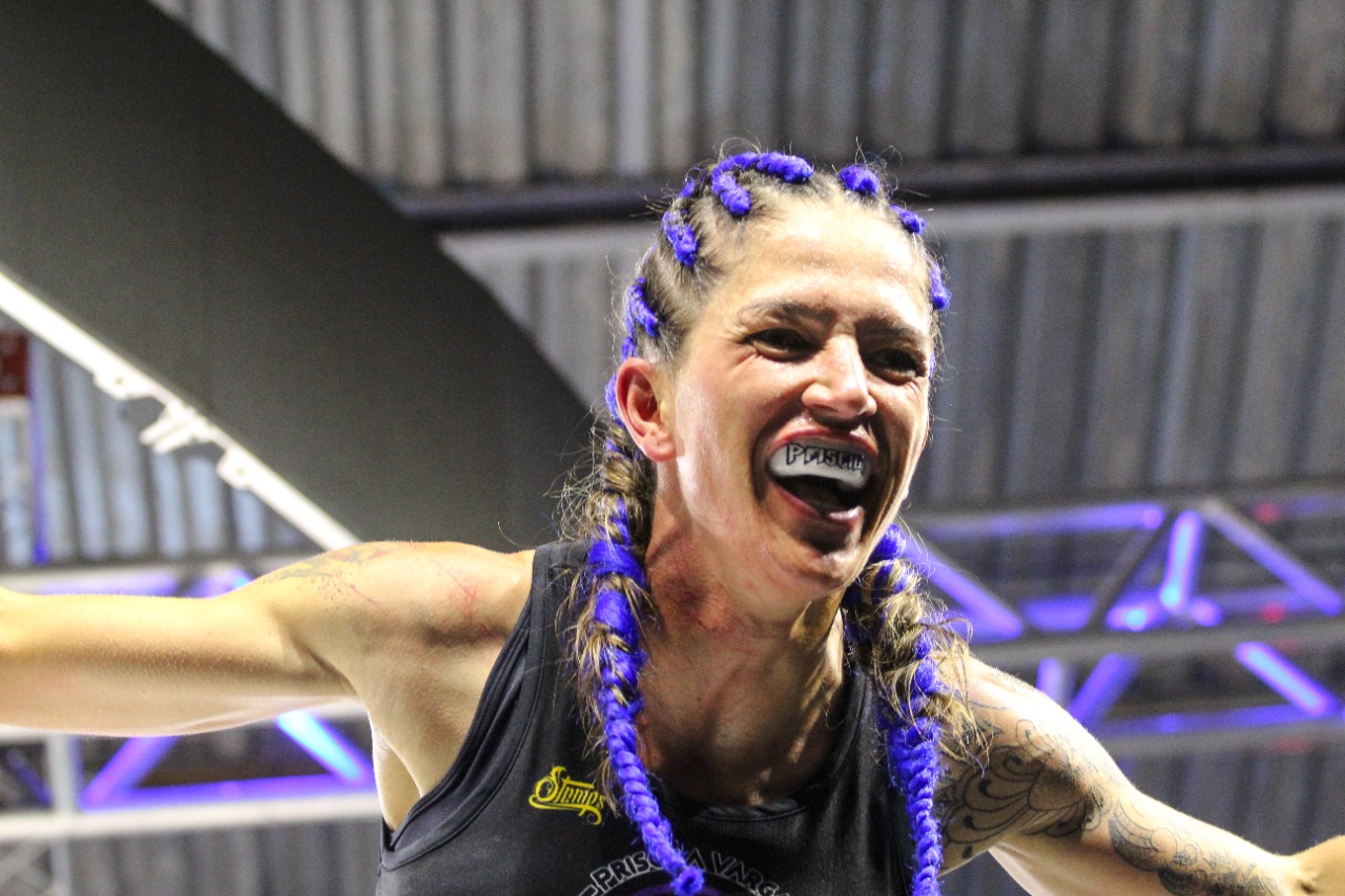 Priscila Vargas sorri após vitória no SFT Xtreme 6 (Foto Dai Bueno)
