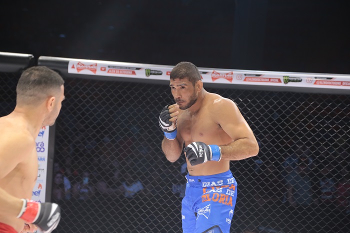 Eduardo Camelo (de azul) aplicou joelhada para vencer Suicida no Iron Man MMA 23 (Foto divulgação)