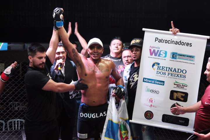 Douglas Reborn retornou com vitória cenário competitivo (Foto: Costa Combat MMA)