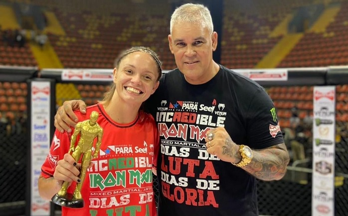 Tainara Lisboa ao lado de Iron Tomaz, CEO do evento Iron Man MMA (Foto: Arquivo pessoal)