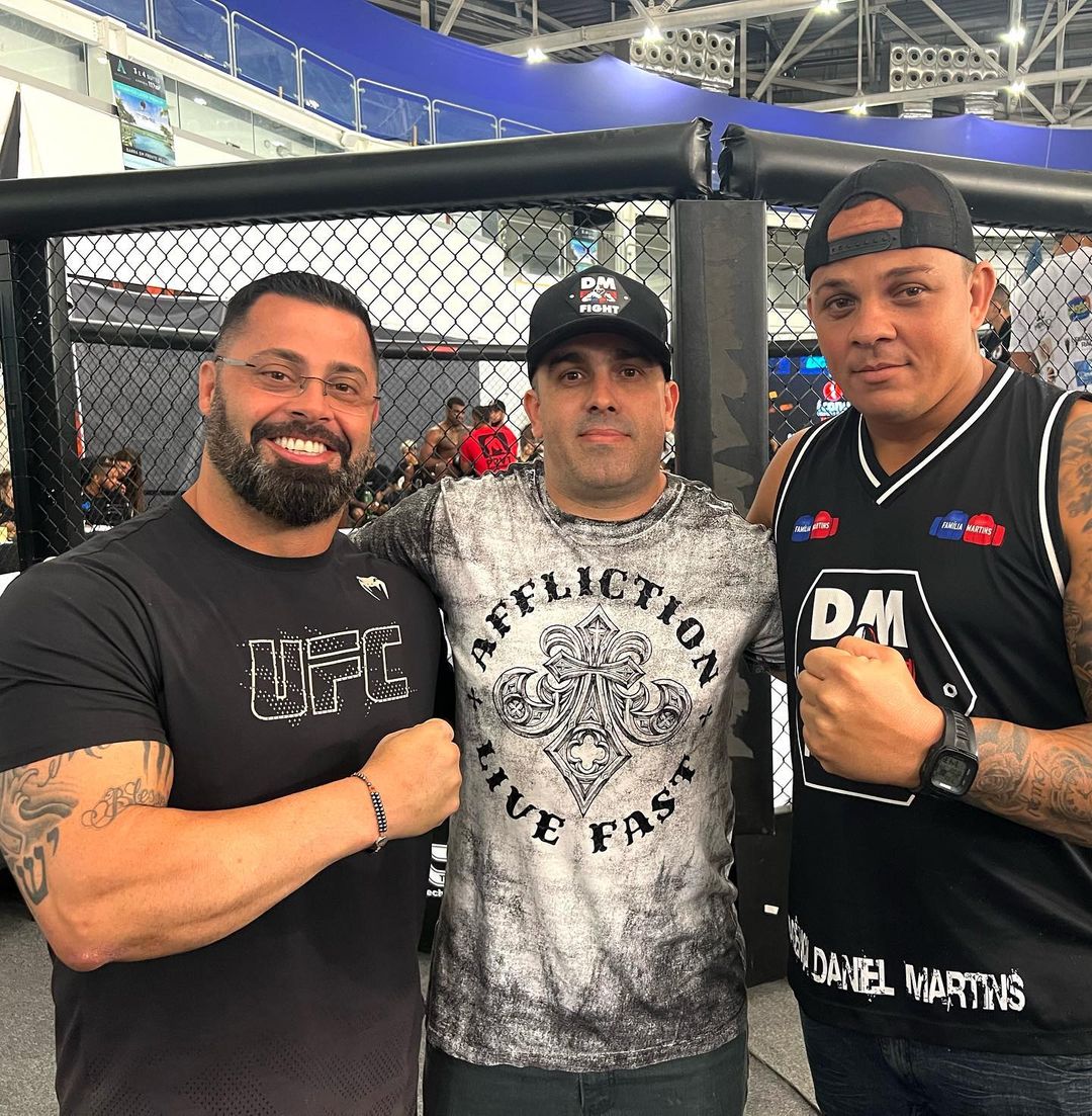 Bebessauro (à direita) junto de Daniel Martins e Francis Leonardo, empresários do lutador (Foto: Divulgação)