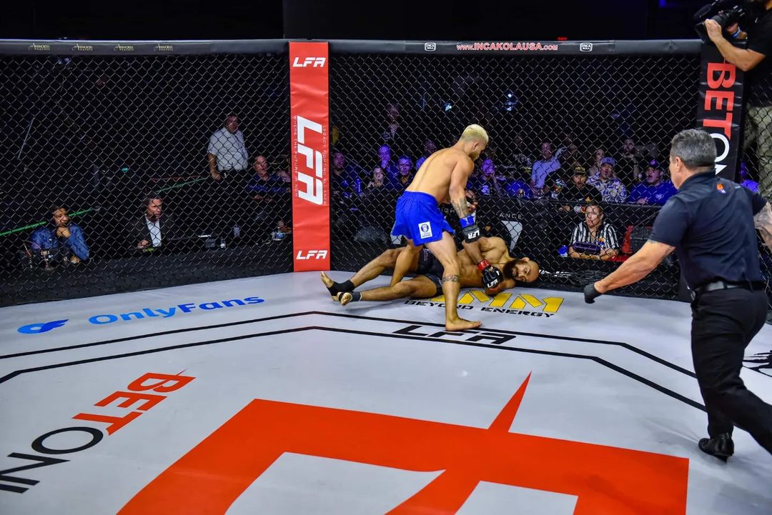 Após o nocautaço, Allan Begosso chegou à marca de sete vitórias, uma derrota e um empate no MMA (Foto: LFA)