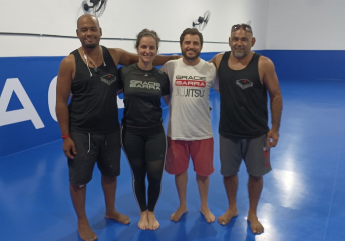 Milton Batista (último à direita) vem conciliando trabalho com treinos de Jiu-Jitsu (Foto arquivo pessoal)