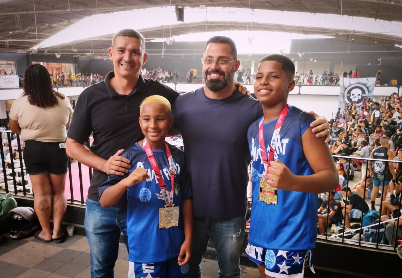 Marcos Torquato e Daniel Martins ao lado das promessas Eduardo Zanini e o Mateus Aires no Intermunicipal de Kickboxing (Foto divulgação)