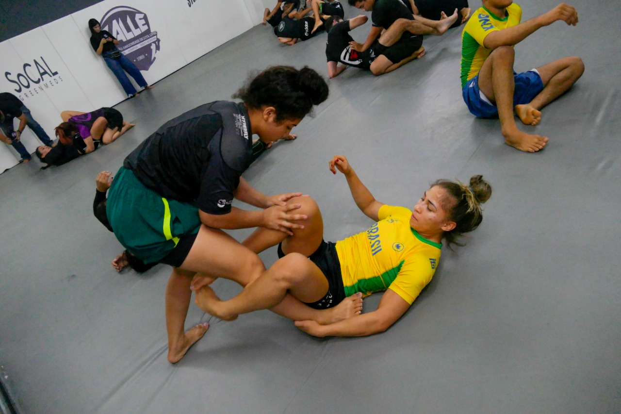 Brenda Larissa (de amarelo) durante treinamento na Escola Melqui Galvão, em Manaus (Foto: Sandro Pereira)