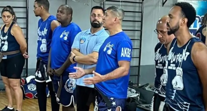 Marcos Torquato discursando ao lado de Daniel Martins (azul claro) em cerimônia da Família Fight (Foto divulgação)