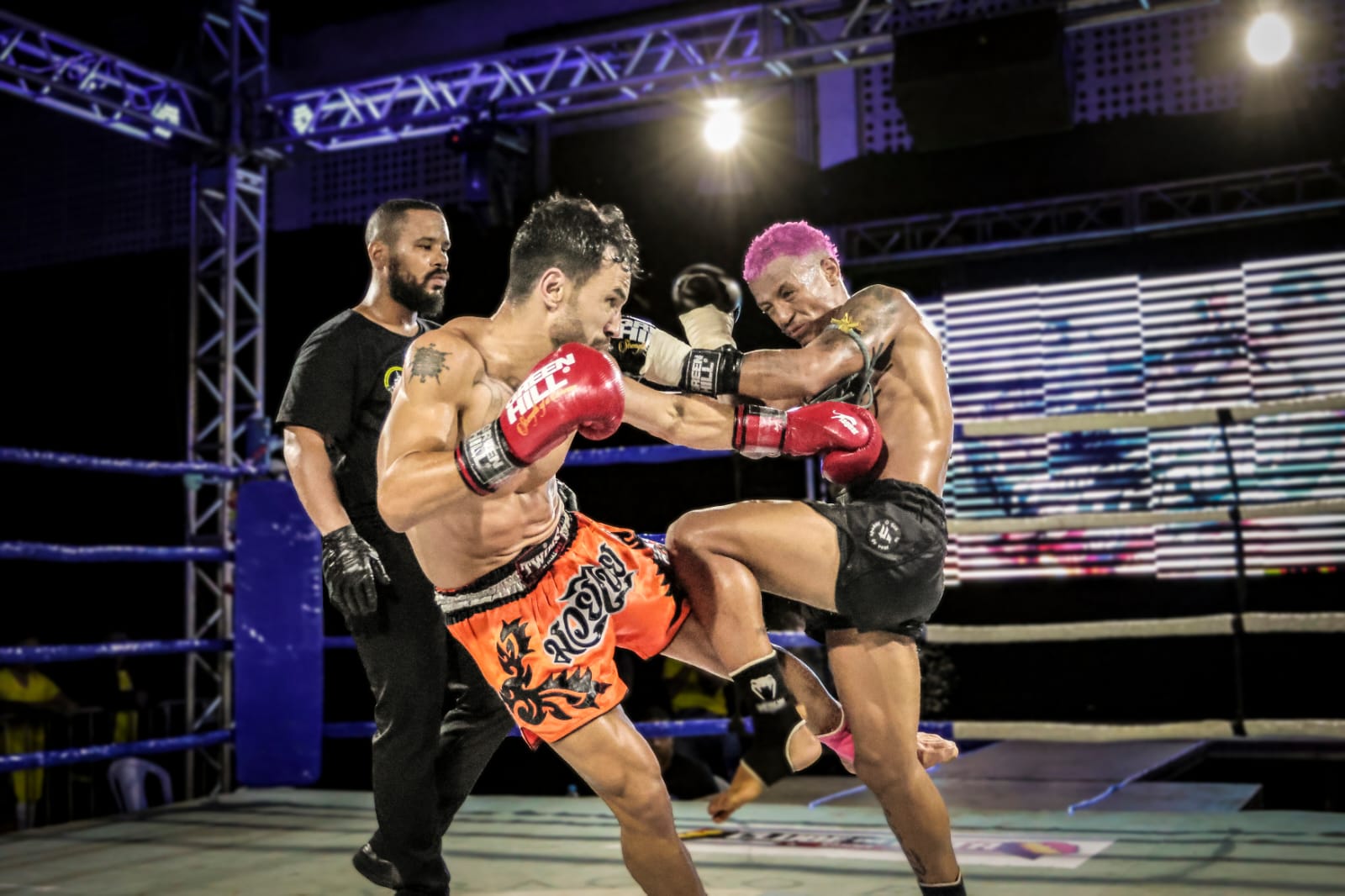 Vitor Lost (à direita) venceu batalha contra Willyam Souza na luta principal do Estadual de Muaythai 2022 (Foto: Daud Pacha)