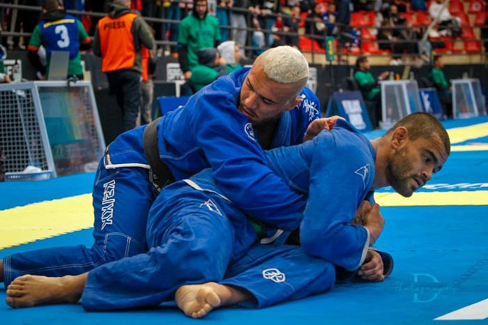 Graduado faixa-preta em 2022, Cantareira (por cima) quer impressionar no Europeu de Jiu-Jitsu (Foto: Dai Bueno)