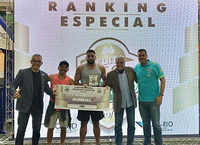 Rogério Gavazza (à esquerda) durante premiação da CBJJD (Foto divulgação)