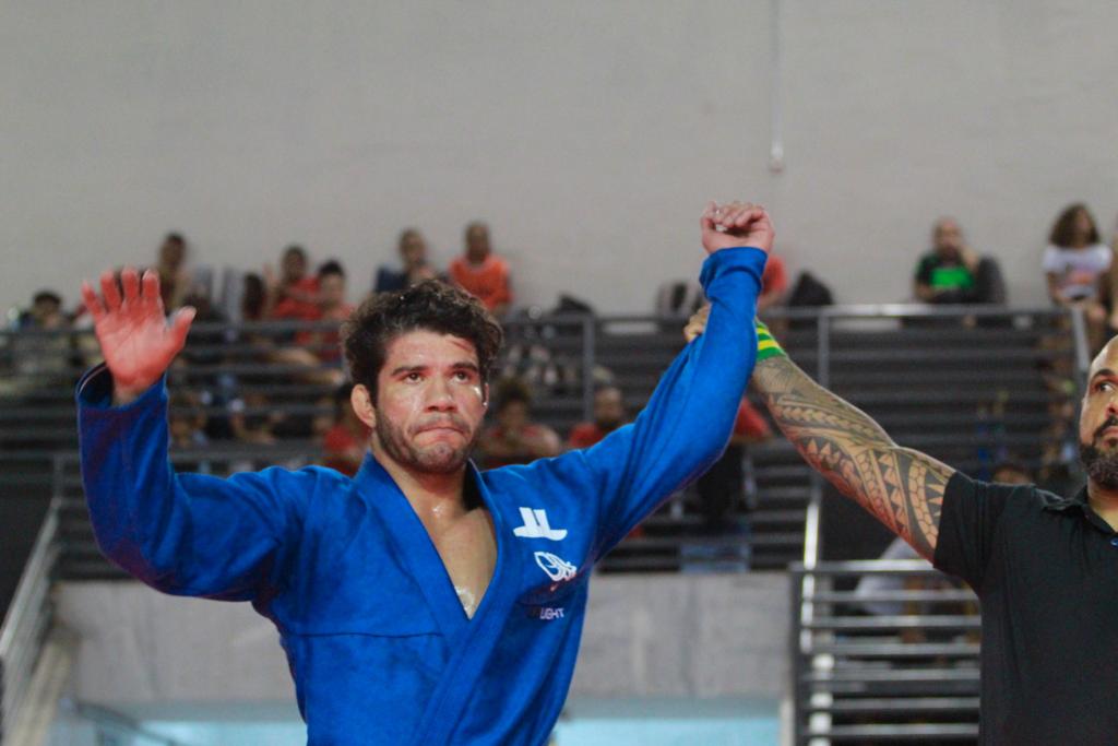 Caio Almeida foi o grande campeão do GP peso-médio master que abrilhantou o BJJ Storm 2 (Foto Dai Bueno)