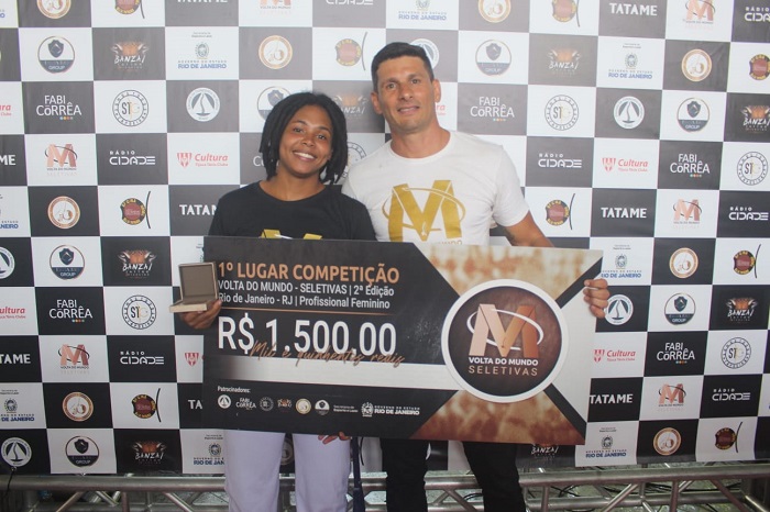 Kitana, campeã do profissional feminino, ao lado do diretor-executivo Saverio Scarpati (Foto: Divulgação)