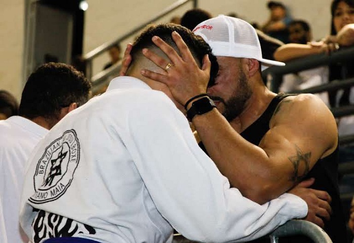 Cristiano Maia em momento de emoção com seu aluno (Foto BJJ Storm)