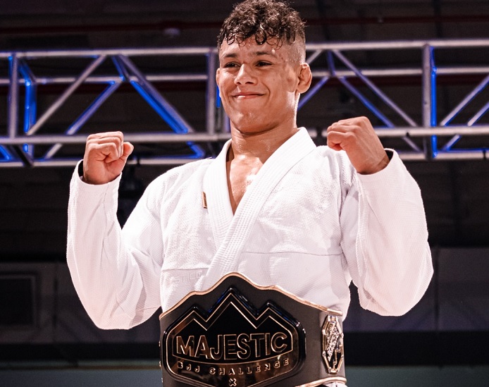 Mica Galvão venceu na luta principal do Majestic BJJ Challenge 3 e ficou com o cinturão até 83kg (Foto: @raphaosports)