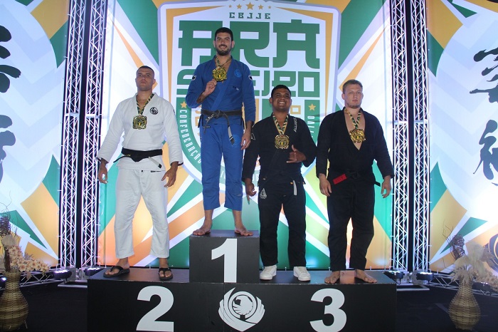 Faixa-preta da Fratres, Pedro Elias (de azul) foi ouro pesadíssimo e prata absoluto no Brasileiro de Jiu-Jitsu Esportivo (Foto Alexsandro Pires Fotografia)