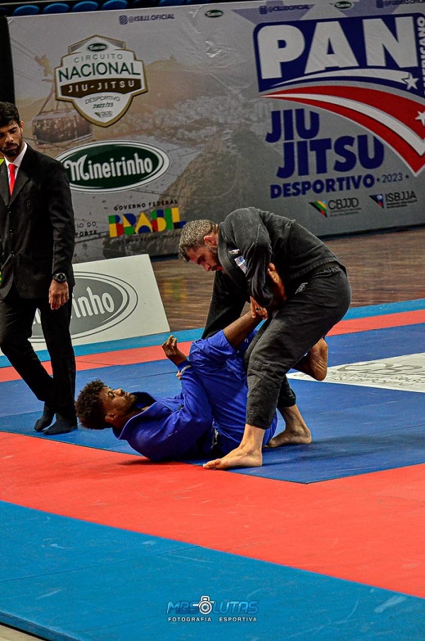 Campeão peso e absoluto no master 1, faixa-preta Isaac Guimarães foi um dos destaques do Pan-Americano da ISBJJA (Foto MBS Lutas)