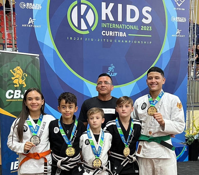 Pietro (segundo da direita para a esquerda) junto do time no Curitiba BJJ Pro (Foto divulgação)