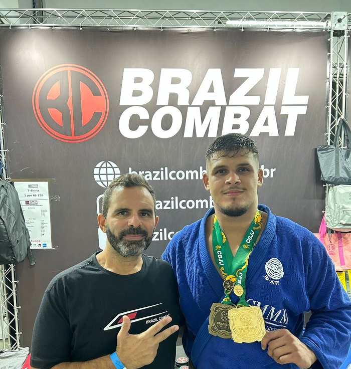 Fabricio Brito, dono da Brazil Combat, celebra títulos com Helder (Foto reprodução)