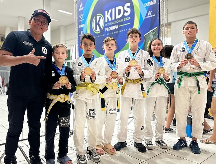 Com liderança de Alcenor (ao centro), White House Jiu-Jitsu School teve mais um fim de semana recheado de medalhas (Foto reprodução)