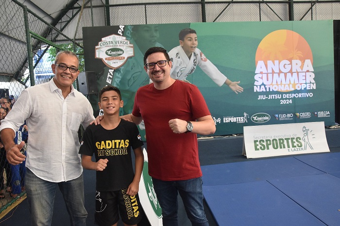 Rogério Gavazza, o jovem atleta Antony e Vitor, secretário de Angra (Foto Wagner Gusmão)