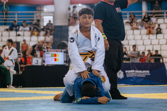 No topo do pódio, Daniel 220v é o novo atleta da White House Jiu-Jitsu School (Foto @raphaotv)