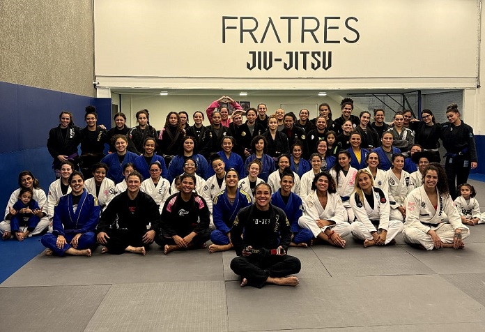 Sábatha Lais (à frente) agradeceu apoio da Fratres para seguir crescendo no Jiu-Jitsu (Foto reprodução)