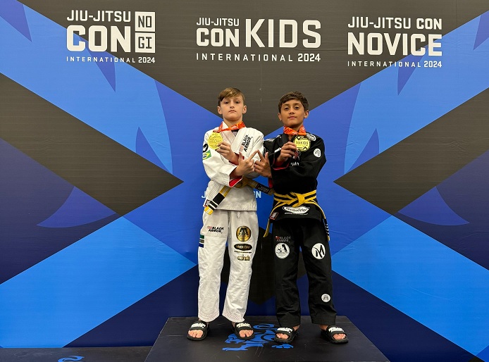 Pietro Baseggio e Daniel 220v no topo do pódio do Jiu-Jitsu Con 2024 (Foto reprodução)