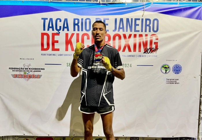 Leandro Cardoso no topo do pódio da Taça Rio de Kickboxing 2024 (Foto reprodução)