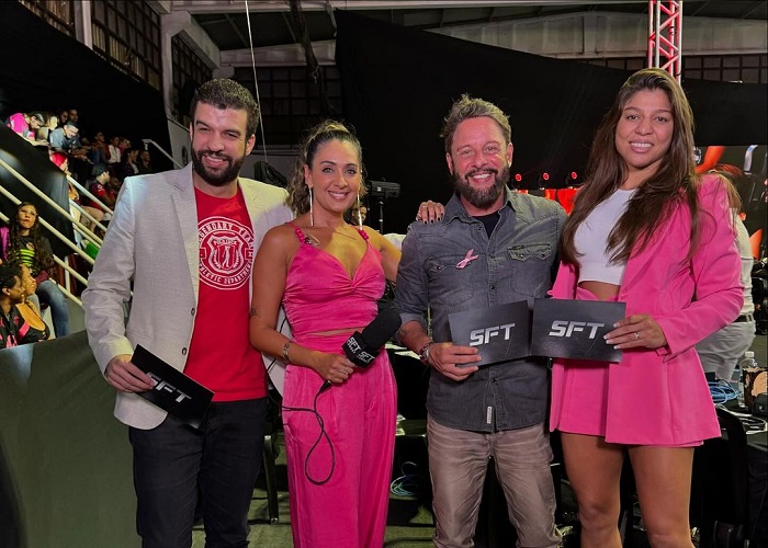 Mayra Sheetara (à direita) recebeu luvas das mãos do presidente do SFT (Foto divulgação)