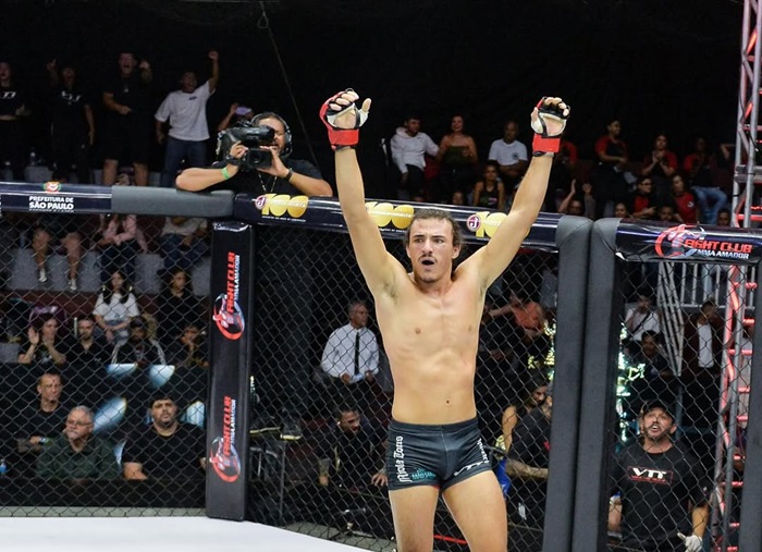 Nicholas Menina Feia estreou no MMA profissional com vitória por finalização no SFT 53 (Foto Myriam Albertuni)