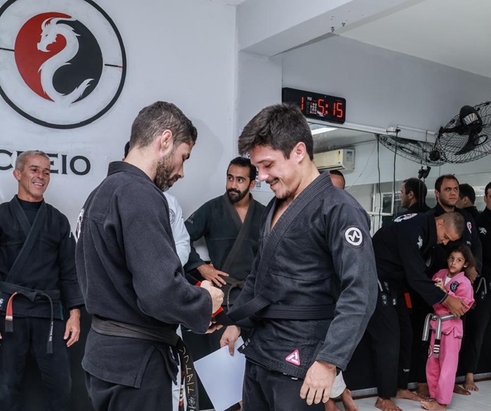 Paulo Victor recebe a sonhada faixa das mãos do seu professor (Foto arquivo pessoal)