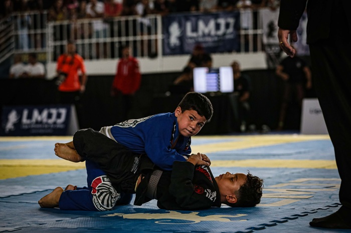 Duelos kids roubam a cena no Campeonato Mineiro de Jiu-Jitsu (Foto Gislaine Oliveira / Mauricio Costa)