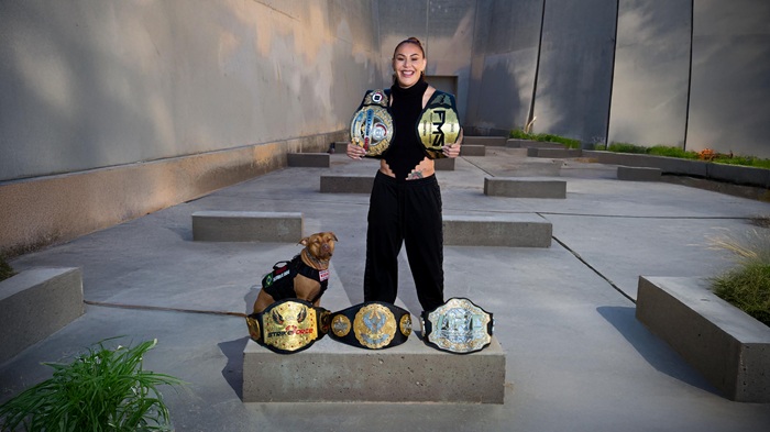 Cris Cyborg ostenta cinturões de diferentes organizações (Foto arquivo pessoal)