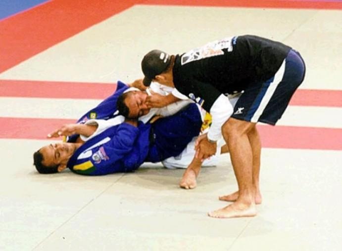 Como competidor, tricampeão brasileiro e pan-americano pela IBJJF (Foto reprodução)