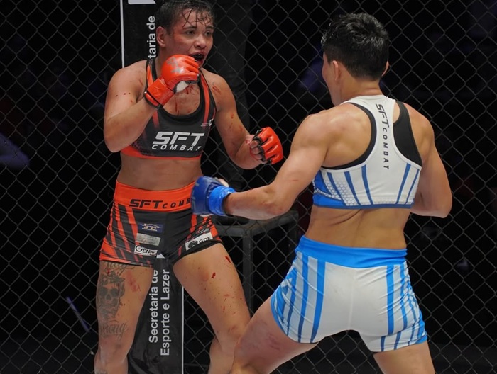 Bia (de vermelho) conquistou seu segundo cinturão no SFT Combat 56 (Foto Myriam Albertuni)