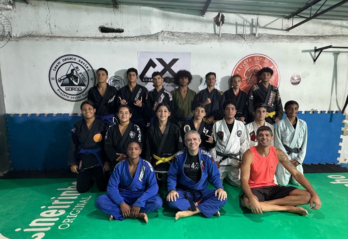 Alunos celebraram novo tatame do Projeto Gala (Foto reprodução)