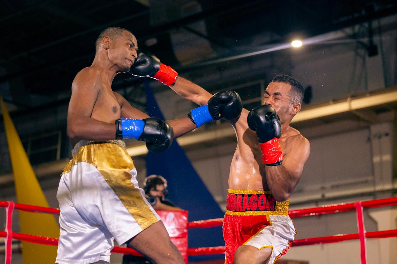 ‘Pendragon’, de vermelho, vai desafiar cinturão de Popózinho na Outboxing Fight Night (Foto divulgação)