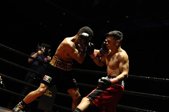 Popózinho (de vermelho) não deu chances para Pendragon na luta principal do Outboxing Fight Night 1 (Foto Priscila Tessarini)