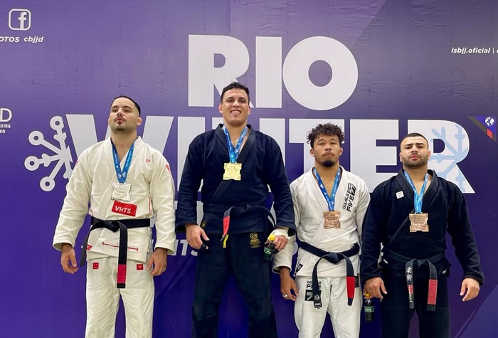 Dedé Baeta (em primeiro) vive grande fase dentro e fora dos tatames (Foto arquivo pessoal)