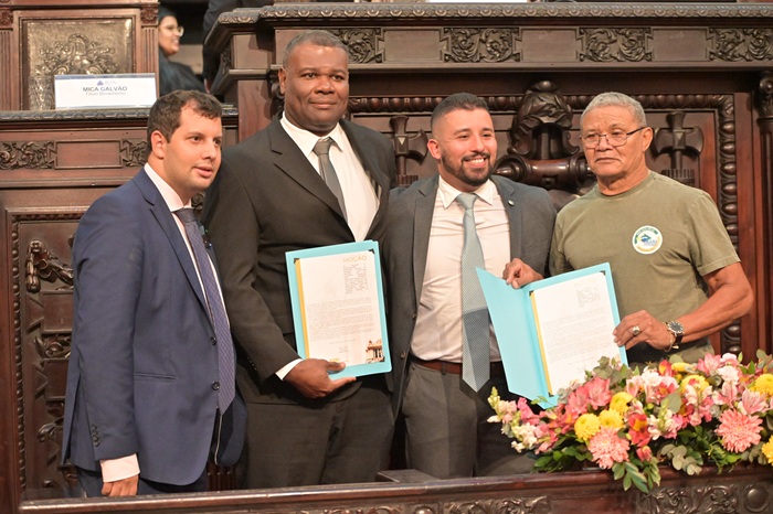 Yuri Moura (terceiro à direita) marcou presença durante as homenagens ao Dia do Jiu-Jitsu na Alerj (Foto Henrique Raposo)