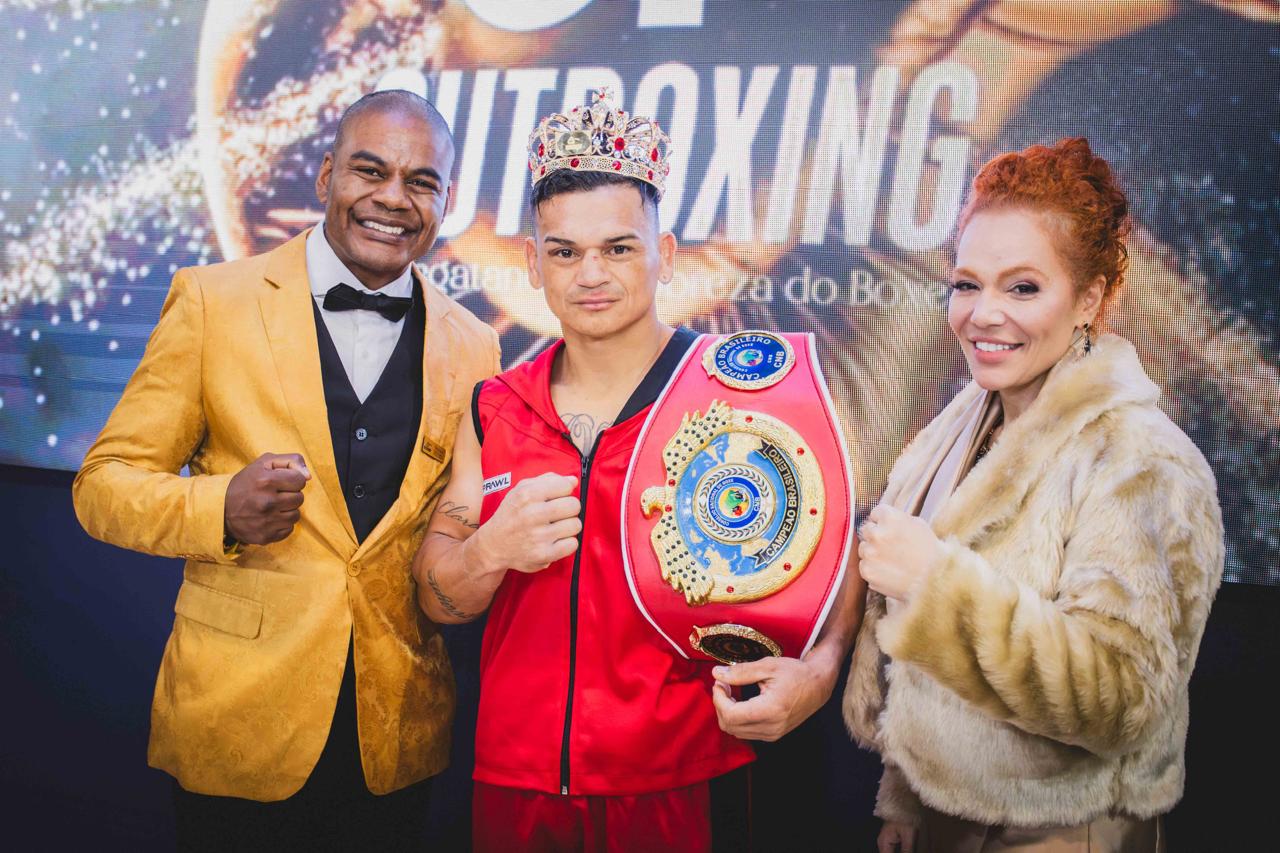 Wallace Moraes posa com Patricia Rovarotto, sua esposa, e o campeão Popózinho no Outboxing Fight Night (Foto: Priscila Tessarini)