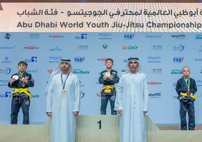 Um dos principais nomes do Jiu-Jitsu na sua geração, Gabriel Bastida (ao centro) foi bicampeão em Abu Dhabi (Foto: Arquivo pessoal / AJP)