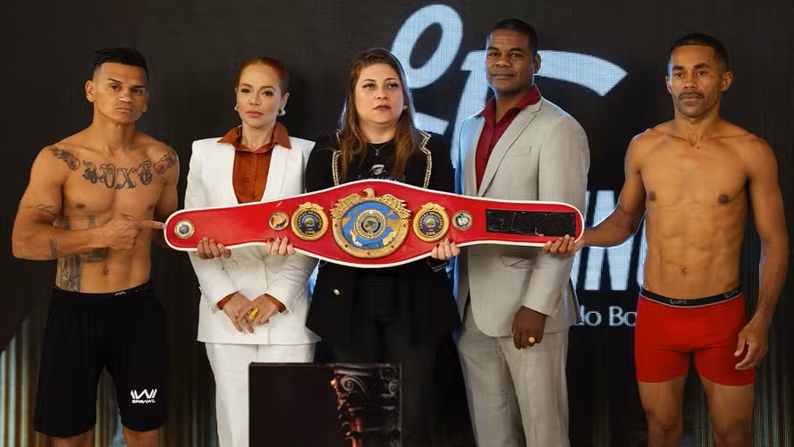 Popózinho (à esquerda) quer manter o cinturão do CNB em sua posse no Outboxing Fight Night 2 (Foto: Divulgação OFN)