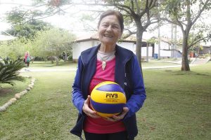 Aos 81 anos, Diva mostra amor ao vôlei em Saquarema